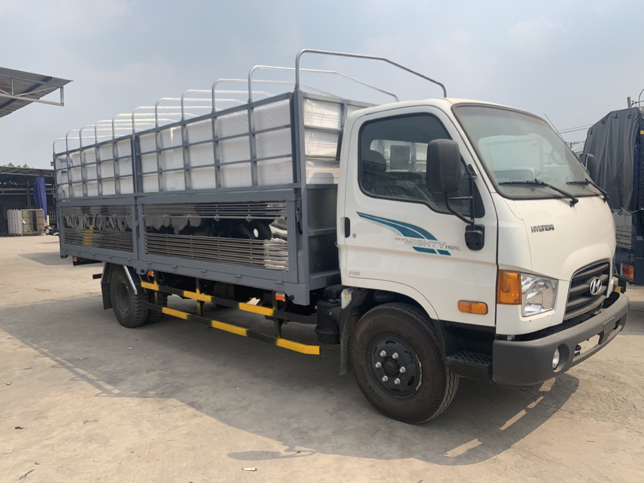 Xe tải Huyndai - Công Ty TNHH Sản Xuất Thương Mại Xuất Nhập Khẩu Đông Tây